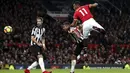 Pemain Manchester United, Anthony Martial (kanan) mencetak gol pembuka untuk timnya saat melawan Newcastle United pada laga Premier League di Old Trafford, Manchester, (18/11/2017). MU menang 4-1 (Martin Rickett/PA via AP)