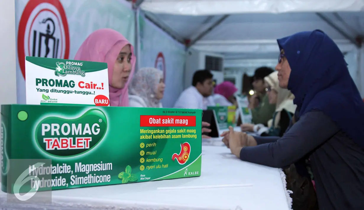 Sejumlah warga melakukan konsultasi kesehatan gratis di area Masjid Istiqlal, Jakarta, (3/7/2015).  Dalam acara tersebut diluncurkan “Gerakan Jakarta Mengaji”. (Liputan6.com/Helmi Afandi)