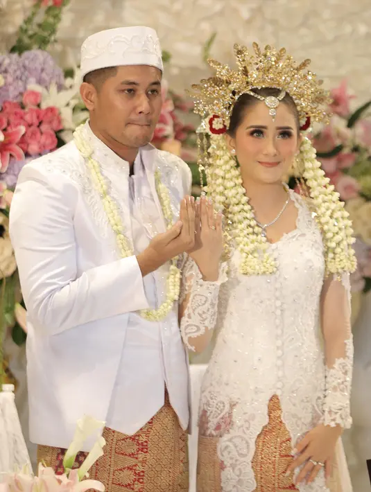 Puadin memberikan maskawin seperangkat alat salat dan perhiasan. Selain itu, uang tunai sebagai mahar pernikahan sebesar Rp. 161.016, yang memiliki makna tanggal pernikahan mereka. (Galih W. Satria/Bintang.com)