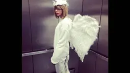 Penyanyi Taylor Swift mengubah dirinya menjadi kuda Pegasus dan Unicorn untuk merayakan Halloween di Manhattan, New York, Jumat (31/10/2014). (instagram.com/taylorswift)