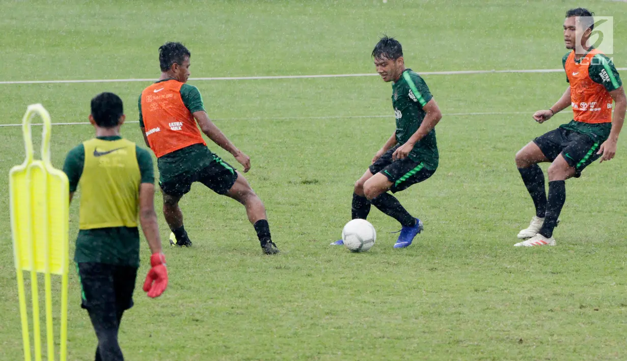 Pemain Timnas Indonesia U-22, Witan Sulaeman menggiring bola saat latihan di Stadion Madya, Senayan, Senin (21/1). Latihan kali ini tidak dipimpin Indra Sjafri karena sedang mengikuti lisensi kepelatihan Pro AFC di Spanyol. (Bola.com/M Iqbal Ichsan)