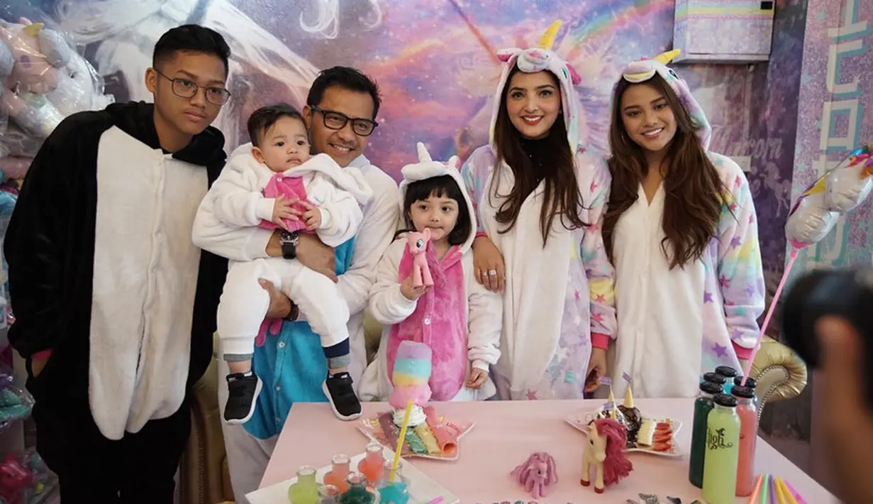 Keluarga Anang Hermansyah dan Ashanty tampil kompak saat merayakan ulang tahun Arsy. Mereka terlihat lucu saat mengenakan kostum My Little Pony. (Foto: instagram.com/ashanty_ash)
