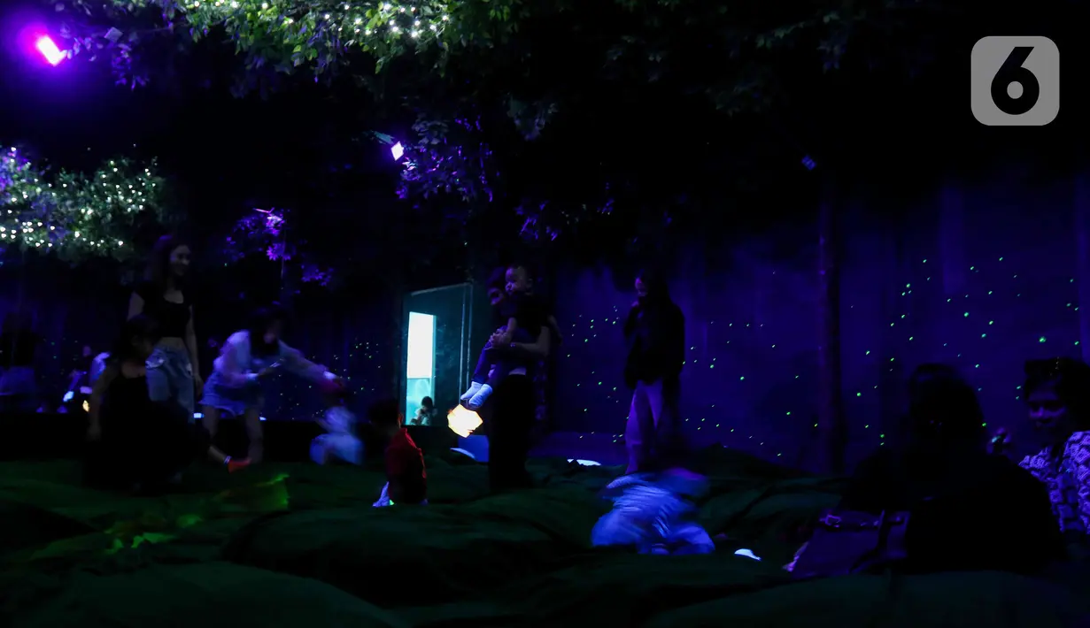 Dalam ruangan yang gelap dengan pencahayaan apik, visualisasi alam semesta di ruang pameran dapat bergerak mengikuti sensor kaki pengunjung. (Liputan6.com/Herman Zakharia)
