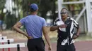 Atlet lari gawang Indonesia, Rio Maholtra, mendapat arahan dari pelatih Fitri Ongky Haryadi saat latihan jelang SEA Games 2019 di Stadion Madya, Jakarta, Senin (7/9). Selain sebagai atlet, Rio adalah seorang tentara yang bertugas mengawal Presiden. (Bola.com/M Iqbal Ichsan)