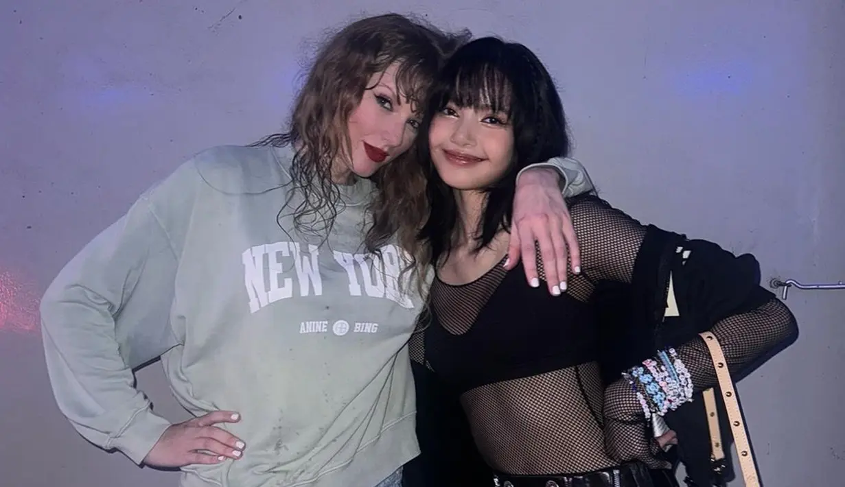 Lisa BLACKPINK memakai outfit serba hitam saat menonton konser Taylor Swift 'The Eras Tour'. Pemilik nama Lalisa Manoban itu tampil stunning dengan black sheer bodysuit, dipadukan inner bra top dan jaket hoodie zipper. Ia memamerkan kedekatannya dengan penyanyi 34 tahun itu saat foto bareng berdua di backstage. (Liputan6.com/IG/@lalalalisa_m)