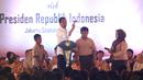 Presiden Joko Widodo (Jokowi) berdialog dengan siswa saat penyerahan Kartu Indonesia Pintar (KIP) di SLB Negeri Pembina, Jakarta, Rabu (6/3). Jokowi membagikan 3.300 KIP untuk pelajar di wilayah Jakarta Selatan. (Liputan6.com/Angga Yuniar)