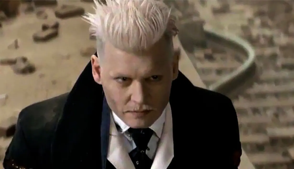Dan pada akhir film Fantastic Beasts and Where tO Find Them, para penggemar akhirnya bertemu dengan Grindelwald yang diperankan oleh Johnny Depp. (Warner Bros.)
