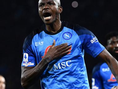 Pemain Napoli, Victor Osimhen merayakan gol pada laga lanjutan Liga Italia 2022/2023 melawan Atalanta pada di Diego-Maradona Stadium, Naples, 11 Maret 2023. Performa Oshimen bersama Napoli sangat cemerlang musim ini. Ia telah mencetak 21 gol dan 5 assist dari 23 pertandingan di Serie A. Pemain asal Nigeria tersebut juga menjadi kunci penampilan Il Partenopei yang kini memuncaki klasemen Liga Italia 2022/2023. (AFP/Filippo Monteforte)