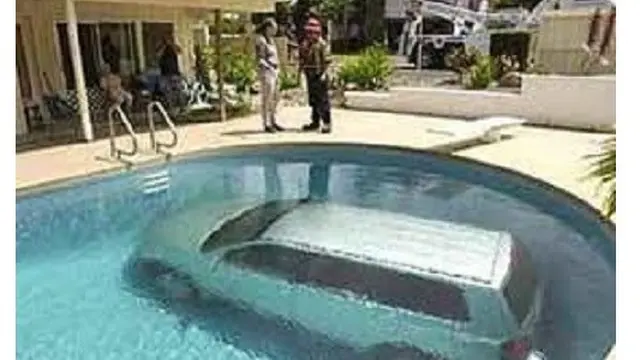 6 Aksi Totalitas Bapak-Bapak Cuci Mobil Usai Mudik Ini Nyeleneh
