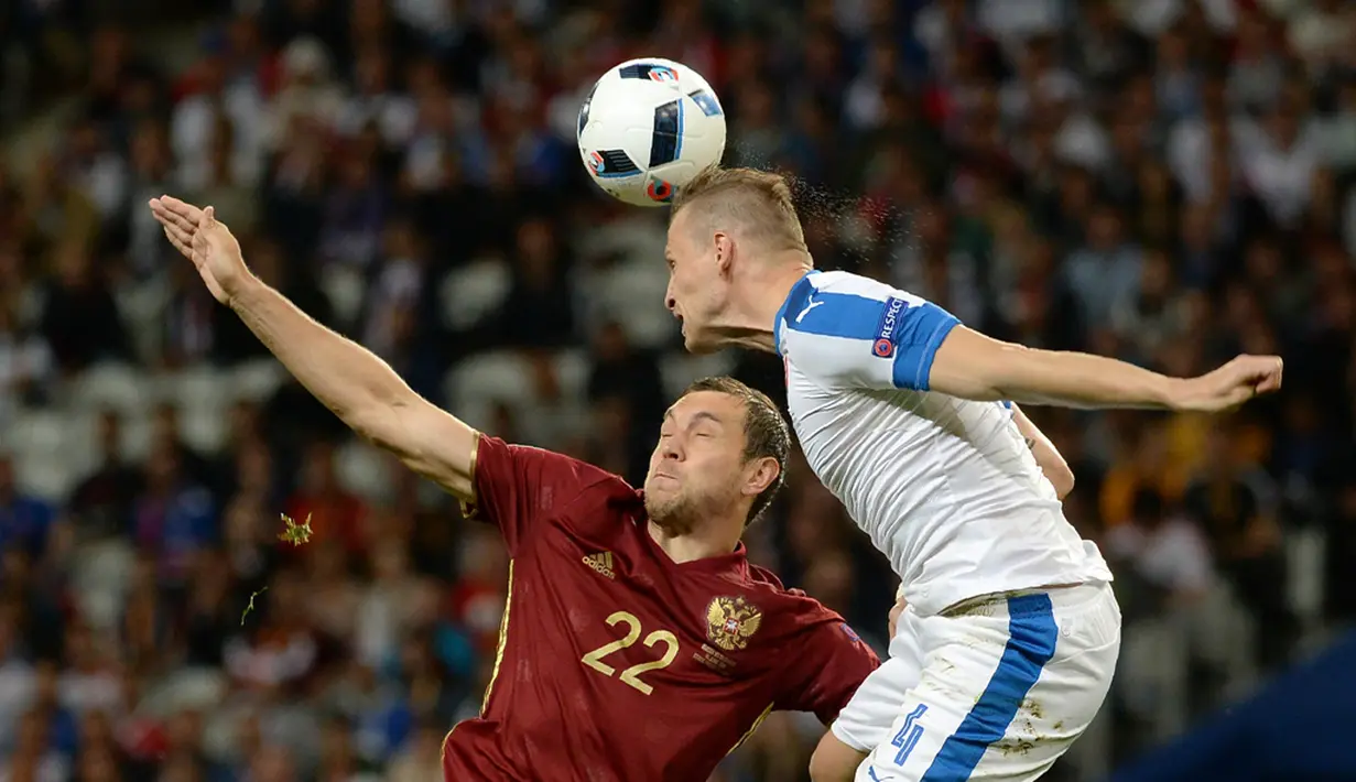 Duel antara pemain Slovakia dan Rusia pada laga kedua Grup B Piala Eropa 2016, Rabu (15/6/2016) malam WIB. (AFP/Francois Lo Presti)