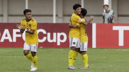 Pemain Kaya FC-Iloilo merayakan gol yang dicetak oleh  Eric Giganto ke gawang PSM Makassar pada laga penyisihan Grup H Piala AFC di Stadion Madya, Jakarta, Selasa (10/3/2020). Kedua tim bermain imbang 1-1. (Bola.com/M Iqbal Ichsan)