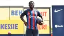 Franck Kessie resmi diperkenalkan di depan awak media sebagai rekrutan Barcelona di pusat latihan Joan Gamper pada Rabu (06/07/2022) waktu setempat. (AFP/Pau Barrena)