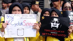 Sejumlah mahasiswa yang tergabung dalam UI Beraksi membentangkan tulisan saat aksi di depan Gedung KPK, Jakarta, Jumat (13/10). Mereka meminta KPK segera menetapkan kembali status tersangka kepada Setya Novanto. (Liputan6.com/Helmi Fithriansyah)