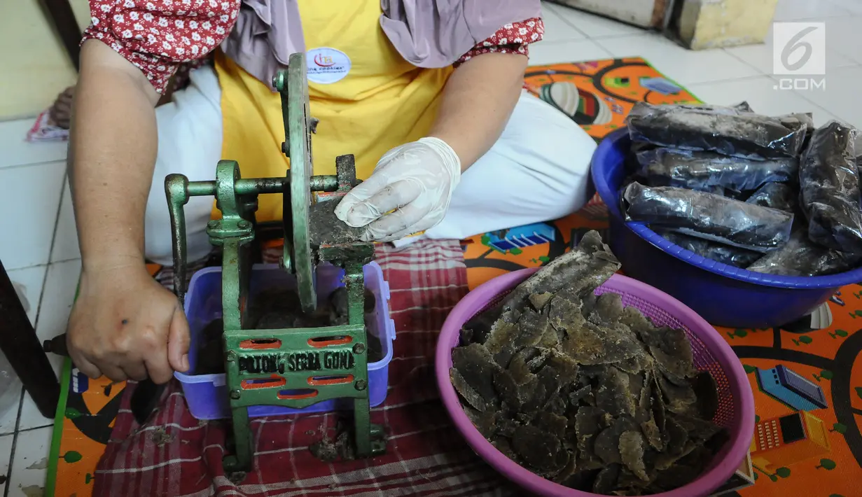 Pekerja memotong olahan kerupuk kulit pisang di  Industri rumahan kawasan Depok, Senin (4/3/2019). Kerupuk kulit pisang dijual Rp 10.000 per kantong dengan ukuran 100g yang di pasarkan ke wilayah Indonesia serta supermarket. (Liputan6.com/Herman Zakharia)