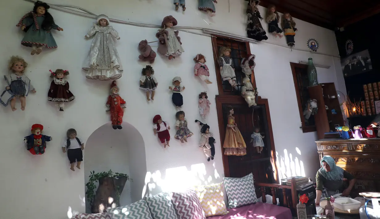 Gambar pada 8 Agustus 2019 memperlihatkan boneka porselen koleksi kedai kopi Turki bernama Ankara Castle di Ankara. Kedai kopi itu menyambut pengunjung dengan koleksi unik sebanyak 7.500 boneka porselen dari 81 negara yang dikumpulkan pemiliknya selama lebih dari 20 tahun. (Adem ALTAN/AFP)