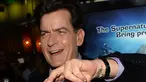 Charlie Sheen saat akan menonton pemutaran perdana "Scary Movie 5" di Hollywood, AS. (11/4/2013). Dalam acara televisi Today yang disiarkan NBC pada Selasa (17/11/2015) Charlie Sheen mengaku mengidap HIV. (AFP Photo)