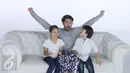 Aktor Reza Rahadian bersama kedua keponakanannya saat pembuatan video klip soundtrack 'Surat Kecil Untuk Tuhan' dengan judul lagu Suka Hati di kawasan Tanah Kusir, Jakarta, Senin (17/4). (Liputan6.com/Herman Zakharia)