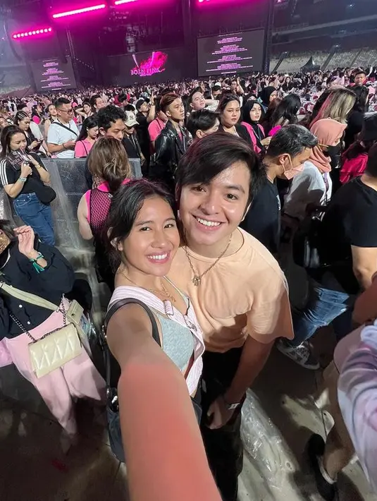 <p>Seperti inilah potret kebersamaan Shenina dan Angga saat nonton BLACKPINK. [Foto: instagram.com/shenacinnamon]</p>