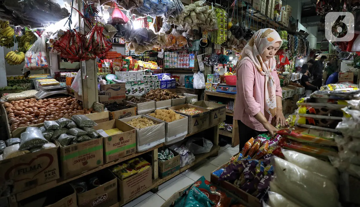 <p>Pembeli memilih bahan makanan di salah satu pasar di Jakarta, Selasa (1/8/2023). Laju inflasi Indonesia terus mengalami penurunan. (Liputan6.com/Angga Yuniar)</p>