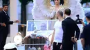 Outfit Katy Perry yang membutuhkan mobil dengan atap terbuka untuk menghadiri Met Gala 2018. Katy Perry mengenakan kostum dari Versace, lengkap dengan sayap malaikatnya, yang membutuhkan mobil atap terbuka untuk mengantarkannya hingga ke venue. Foto: Vogue.