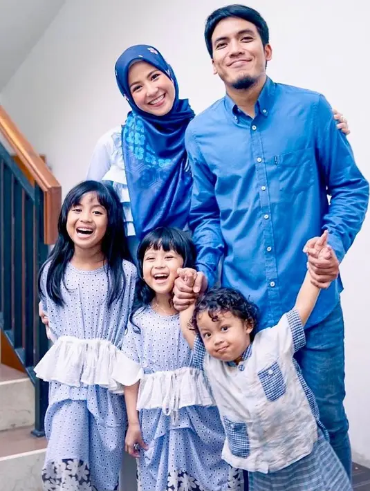 Sementara ketiga anak mereka tampil kompak dengan outfit nuansa light blue, Natasha Rizki dan Desta tampil kompak kenakan outfit warna biru cerah. [Foto: IG/natasharizkynew].