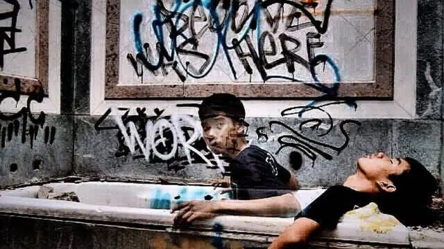 6 Foto Editan Roh Keluar dari Tubuh Ini Bikin Senyum Nyengir