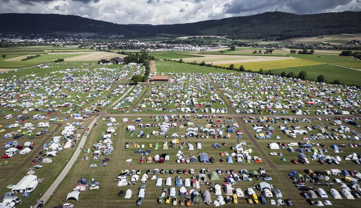 Foto udara menunjukkan pemandangan saat pertemuan dunia ke-24 pecinta mobil klasik Citroen 2CV di pedesaan Swiss. (GABRIEL MONNET/AFP)