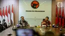 Ketua Fraksi PDIP DPR Utut Adianto (kanan) dan Sekretaris Fraksi Bambang Wuryanto memberikan keterangan soal pencopotan Rieke Diah Pitaloka dari jabatan Wakil Ketua Badan Legislasi (Baleg) DPR di Kompleks Parlemen Senayan, Jakarta, Kamis (9/7/2020). (Liputan6.com/Johan Tallo)