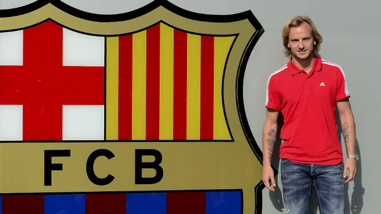 Jadi Pemain Barca, Ivan Rakitic Narsis di Depan Logo Barcelona