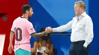 Striker Barcelona, Lionel Messi, berjabat tangan dengan pelatih Ronald Koeman saat melawan Girona pada laga uji coba di Stadion Johan Cruyff, Barcelona, Kamis (17/9/2020). Barcelona menang 3-1 atas Girona. (AP/Joan Monfort)