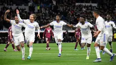 Pemain Real Madrid Luka Modric (kedua kiri) merayakan dengan rekan setimnya setelah mencetak gol ke gawang Real Sociedad pada pertandingan sepak bola Liga Spanyol di Stadion Santiago Bernabeu, Madrid, Spanyol, 5 Maret 2022. Real Madrid menang 4-1. (PIERRE-PHILIPPE MARCOU/AFP)
