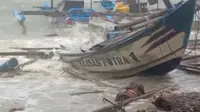 Perahu milik nelayan rusak akibat banjir rob disertai badai di pantai Ujunggenteng Kabupaten Sukabumi (Liputan6.com/Istimewa).