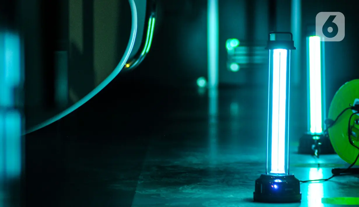 Lampu sinar ultraviolet (UV) untuk sterilisasi rangkaian kereta Light Rail Transit (LRT) Jakarta di Depo LRT Kelapa Gading, Senin (29/6/2020). Sterilisasi dari paparan Covid-19 dilakukan setiap malam usai kereta melayani penumpang dengan waktu penyinaran selama 15 menit. (merdeka.com/Iqbal Nugroho)