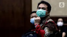 Mantan Wakil Ketua DPR Azis Syamsuddin bersiap mengikuti sidang lanjutan di Pengadilan Tipikor Jakarta, Kamis (23/12/2021). Azis Syamsuddin merupakan terdakwa dugaan suap penanganan perkara korupsi di Lampung Tengah. (Liputan6.com/Helmi Fithriansyah)