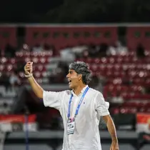 Pelatih Bali United, Stefano Cugurra, saat memimpin skuadnya dari pinggir lapangan Stadion Dipta. (Bola.com/Alit Binawan)