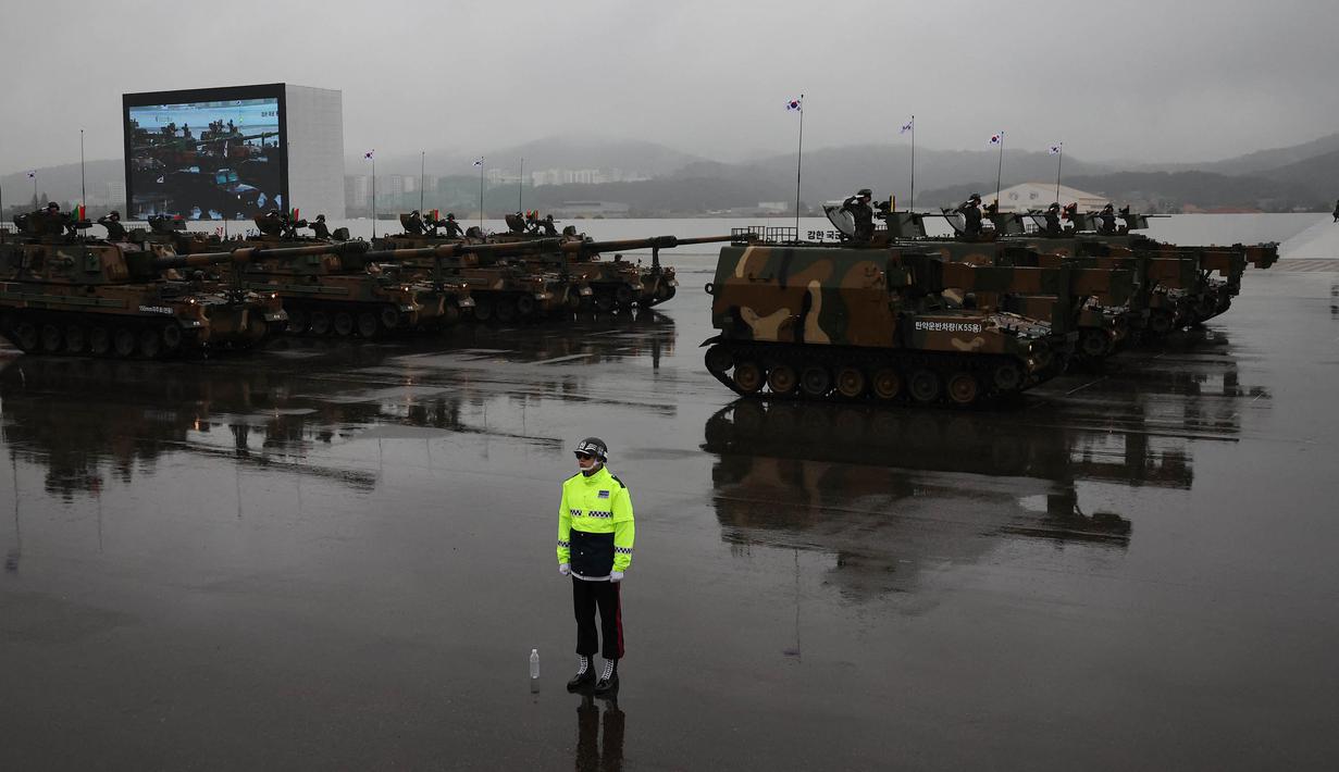 Parade kendaraan lapis baja pada peringatan ke-75 Hari Angkatan Bersenjata Korea di Seongnam pada tanggal 26 September 2023. (KIM HONG-JI/POOL/AFP)