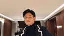 Ia memadukan blazer dengan turtleneck hitam, yang semakin memperkuat kesan maskulin dan eksklusif. Sepatu kulit hitam yang mengkilap menjadi pelengkap sempurna, memberikan aura gentleman yang kuat. [@lyodraofficial/@randymartinnn].