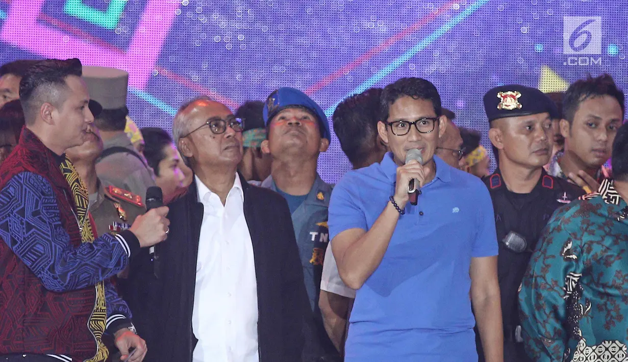 Wakil Gubernur DKI Jakarta, Sandiaga Uno menyapa para penonton konser Gempita 2018 di pantai karnaval Ancol, Jakarta, Senin (1/1). (Liputan6.com/Herman Zakharia)