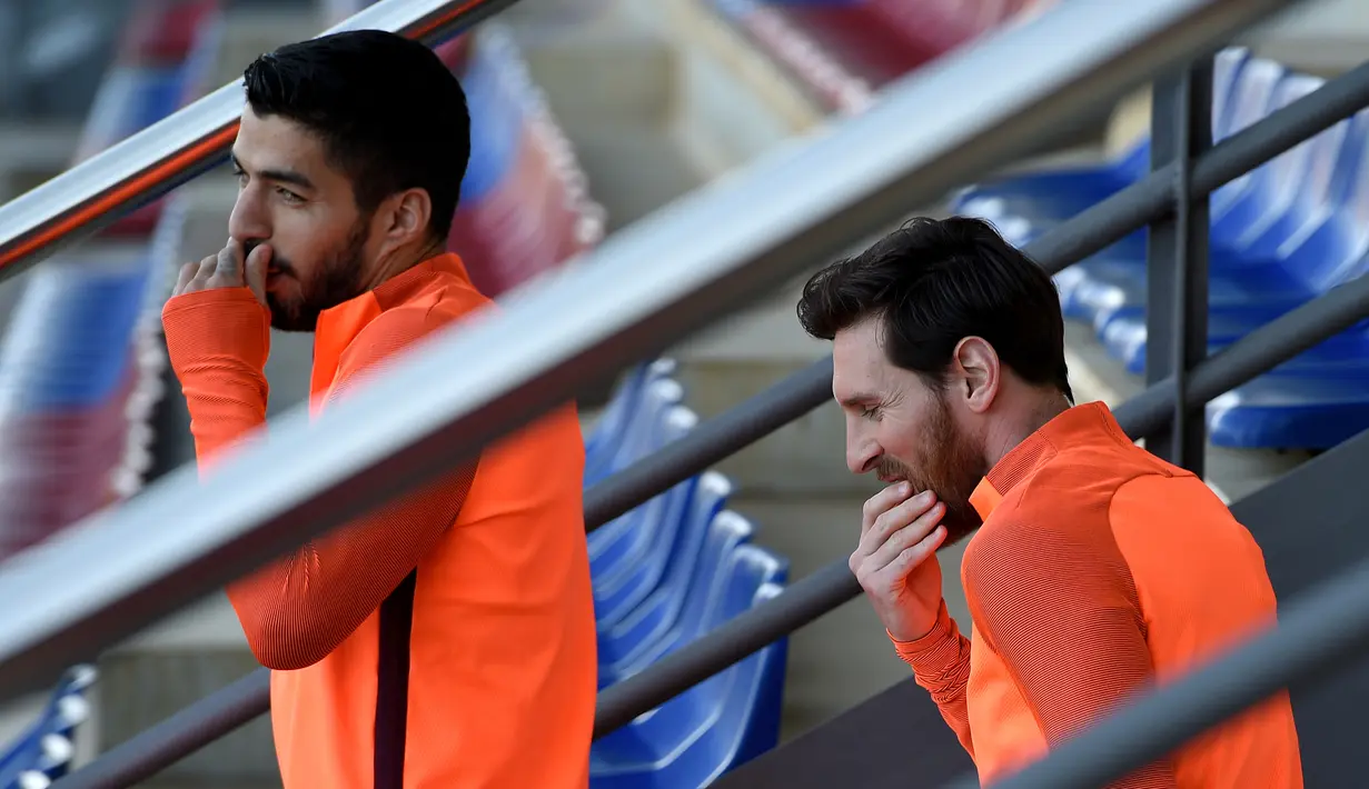 Pemain Barcelona, Lionel Messi (kanan) dan Luis Suarez (kiri) saat tiba di Pusat Olahraga Joan Gamper, Sant Joan Despi, Barcelona, Spanyol, Selasa (3/4). Barcelona akan menjamu AS Roma di Camp Nou. (LLUIS GENE/AFP)