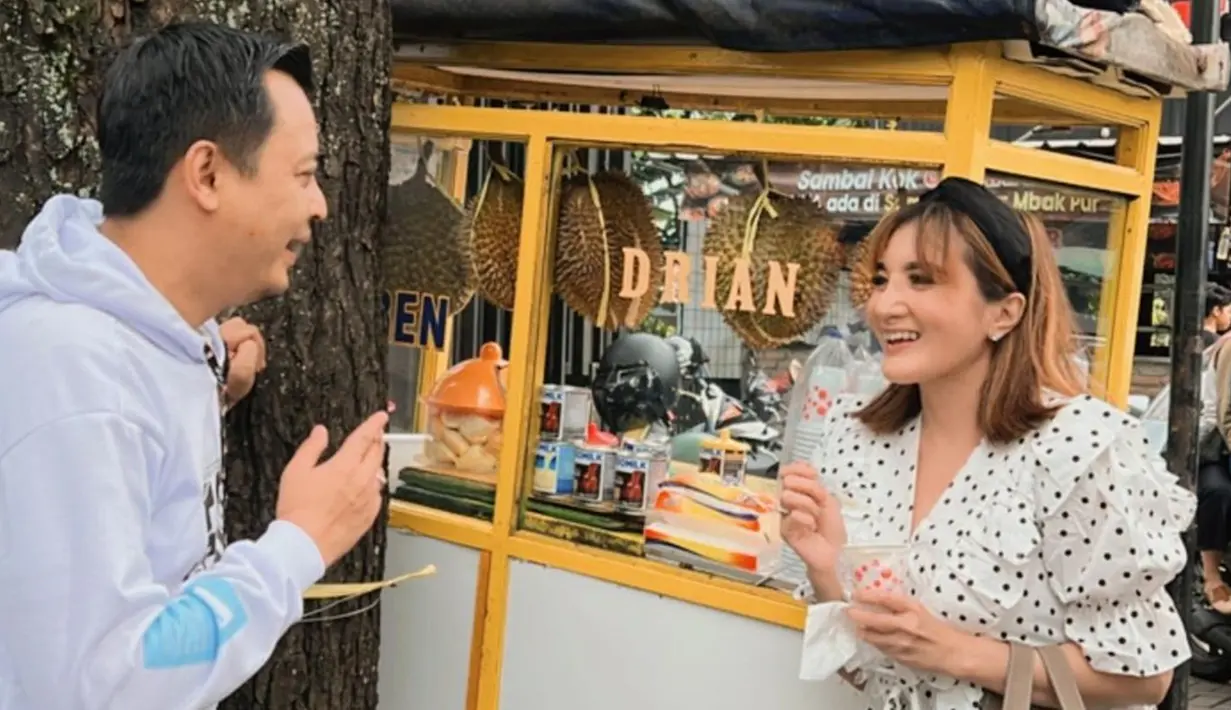 "We've Been keeping a little secret! Syukur Alhamdulillah I'm #15weekspregnant. Doakan yang terbaik ya teman semua," tulis Kiki Amalia pada keterangan unggahan videonya. Kabar bahagia itu pun dibanjiri doa terbaik dari rekan artis dan warganet. (Liputan6.com/IG/@kikiamaliaworld)
