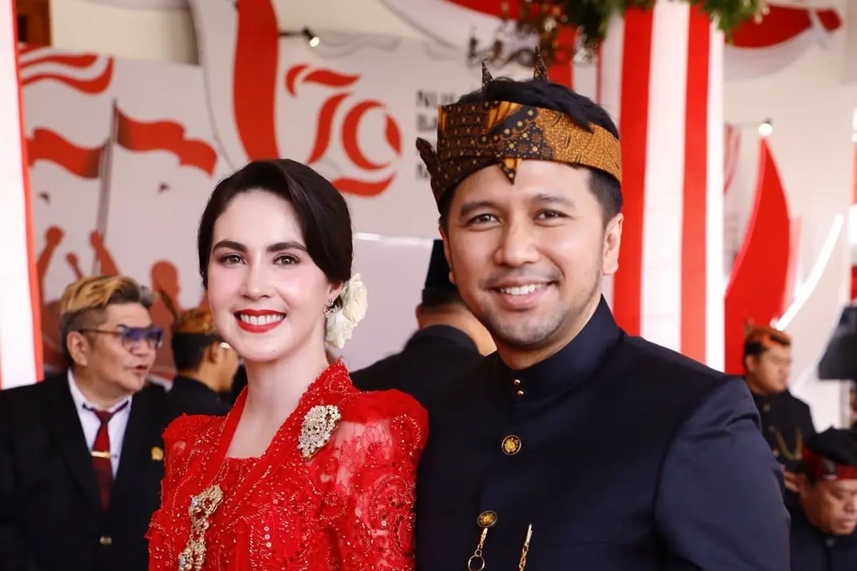 Potret Arumi Bachsin kenakan kebaya merah