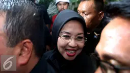 Sylviana Murni berjalan keluar meninggalkan Posko Pemenangan Wisma Proklamasi, Jakarta, Rabu (15/2). Sebelumnya Agus-Sylvi dikabarkan akan menyaksikan hitung cepat Pilkada DKI Jakarta di Wisma Proklamasi secara bersama-sama. (Liputan6.com/JohanTallo)