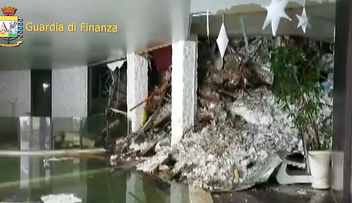 Suasana di dalam hotel Rigopiano usai diterjang longsor salju, Farindola, Italia (19/1). Otoritas setempat masih menyelidiki penyebab longsor tersebut, dugaan sementara akibat gempa 5,7 SR yang melanda Italia kemarin. (AFP Photo/vigili del Fuoco/Handout)