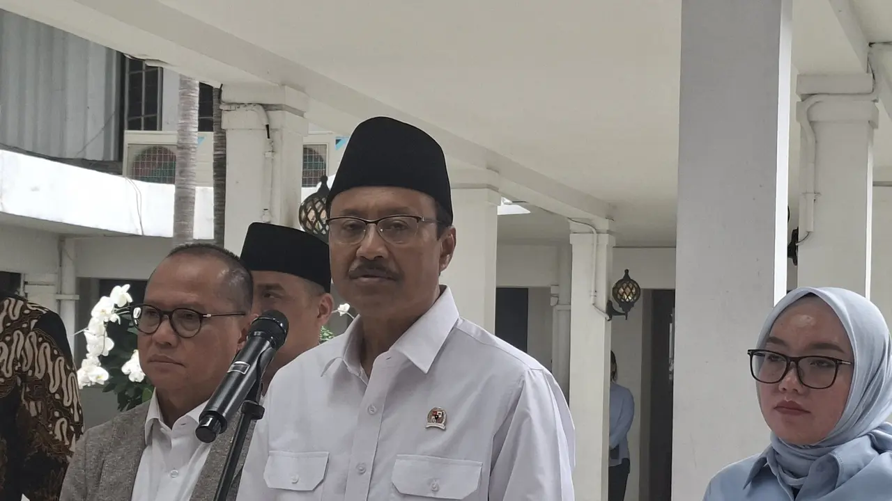 Menteri Sosial (Mensos) Saifullah Yusuf (Gus Ipul) di Kantor Kementerian Koordinator Pemberdayaan Masyarakat (Kemenko PM), Jakarta Pusat, Rabu (7/1/2026) (Liputan6.com/Winda Nelfira)