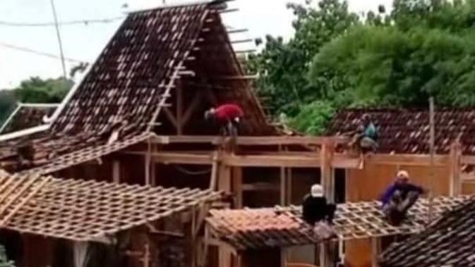 Niat Rujuk Ditolak, Pria di Grobogan Nekat Gergaji Rumah Jadi 2 Bagian