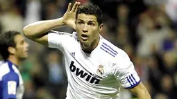Selebrasi gol Cristiano Ronaldo yang melesakkan empat gol saat Real Madrid melumat Racing Santander 6-1 pada laga La Liga di Santiago Bernabeu, 23 Oktober 2010. AFP PHOTO/PEDRO ARMESTRE
