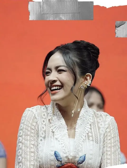 Melengkapi tampilannya, Eca mengenakan anting-anting emas model panjang dengan aksen raindropnya. Serta kalung keemasan. [elsaajapasal]