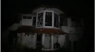 Rumah mewah yang terletak di Bojong Gede,Bogor. Menjadi pemukiman yang menyeramkan, salah satu rumah yang berada di komplek tak bertuan ini,tersiar  cerita misteri yang konon, menjadi sarang berbagai sosok mahluk gaib. 