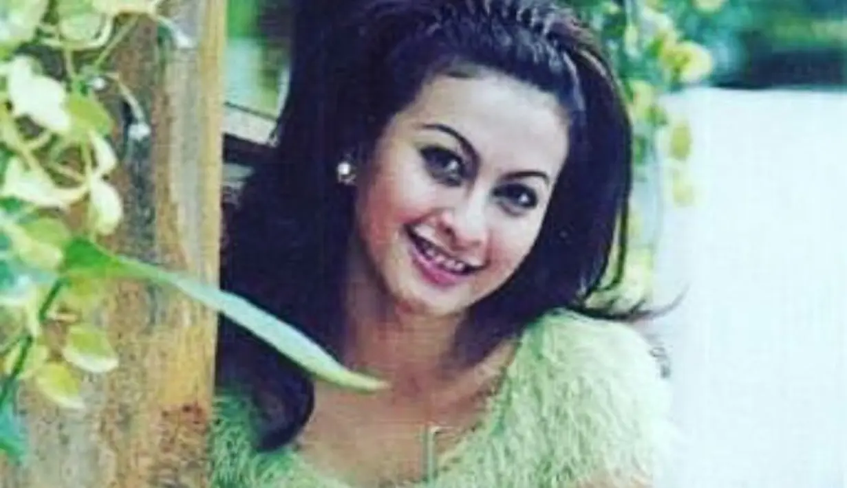 Melalui laman Instagramnya, artis yang genap berusia 50 tahun pada 12 Maret 2024 lalu ini sering unggah foto lawasnya. Selain jalani pemotretan indoor, Diana Pungky juga sering jalani pemotretan outdoor, pemotretan untuk kalender hingga pemotretan untuk cover majalah. Tampil simpel dengan baju warna hijau dan rambut yang dibiarkan digerai, Diana tetap cantik. (Liputan6.com/IG/@_dianapungky_)