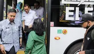 Gubernur Daerah Khusus Jakarta, Pramono Anung saat turun dari bus Transjakarta di kawasan Matraman, Jakarta, Rabu (30/4/2025). (Liputan6.com/Herman Zakharia)